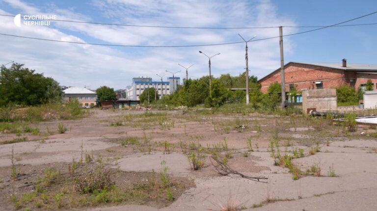 Приміщення колишнього тролейбусного депо, яке розташоване у “хлібному місці” Чернівців, виставили на продаж: стала відома вартість